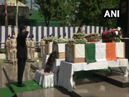 Security personnel in Srinagar pay respect to 3 CRPF jawans killed in terrorist attack in J-K | Security personnel in Srinagar pay respect to 3 CRPF jawans killed in terrorist attack in J-K