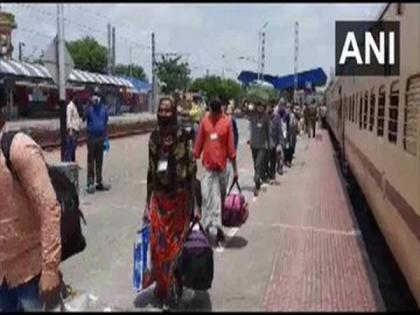 Nearly 1,200 migrant workers arrive in West Bengal from Rajasthan | Nearly 1,200 migrant workers arrive in West Bengal from Rajasthan Nearly 1,200 migrant workers arrive in West Bengal from Rajasthan | Nearly 1,200 migrant workers arrive in West Bengal from Rajasthan