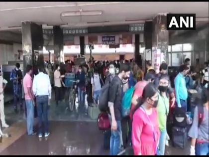 Crowds swell at Muzaffarpur Railway Station in Bihar as special train arrives from Kota | Crowds swell at Muzaffarpur Railway Station in Bihar as special train arrives from Kota Crowds swell at Muzaffarpur Railway Station in Bihar as special train arrives from Kota | Crowds swell at Muzaffarpur Railway Station in Bihar as special train arrives from Kota