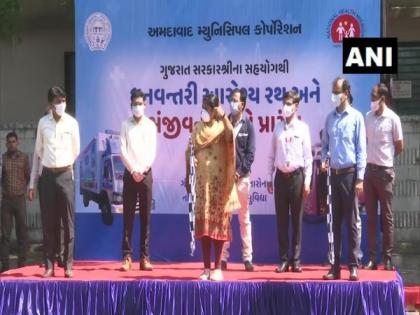 Ahmedabad Mayor flags off 40 vans for COVID-19 screening | Ahmedabad Mayor flags off 40 vans for COVID-19 screening