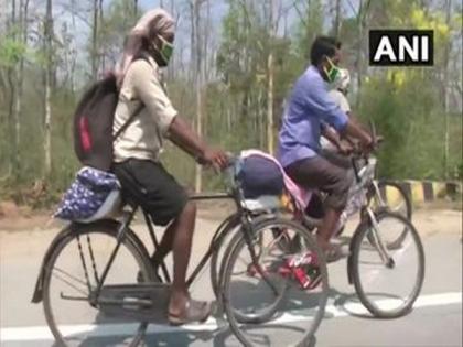 Long waiting list for trains pushes migrants from Maharashtra to take to road on bicycles | Long waiting list for trains pushes migrants from Maharashtra to take to road on bicycles