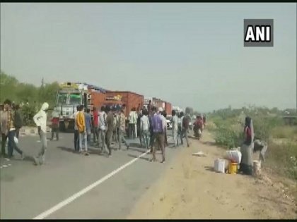 Migrants block Mathura-Agra Highway demanding for arrangements to send them home | Migrants block Mathura-Agra Highway demanding for arrangements to send them home