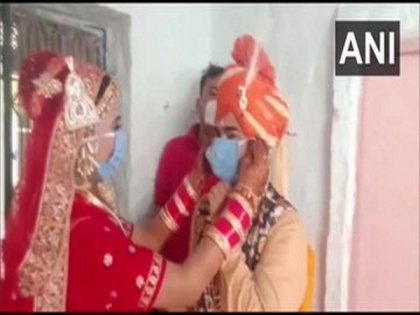 Wearing masks, Rajasthan couple gets married amid lockdown | Wearing masks, Rajasthan couple gets married amid lockdown