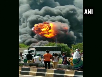 Fire breaks out at chemical factory in Pune | Fire breaks out at chemical factory in Pune