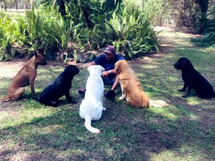 Ravi Shastri's 'social distancing huddle' with dogs wins over internet | Ravi Shastri's 'social distancing huddle' with dogs wins over internet