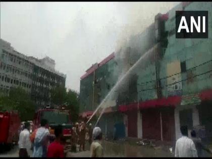 Fire breaks out at shopping complex in Delhi's Azadpur | Fire breaks out at shopping complex in Delhi's Azadpur