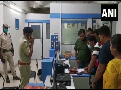 12 kg gold, 3 lakh cash looted at gunpoint in WB's Asansol | 12 kg gold, 3 lakh cash looted at gunpoint in WB's Asansol