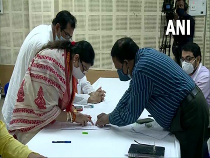 BJP's Priyanka Tibrewal files nomination for Bhabanipur by-polls | BJP's Priyanka Tibrewal files nomination for Bhabanipur by-polls