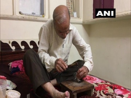 Gwalior: 70-year-old man carves 'Namokar Mantra' on electric bulbs | Gwalior: 70-year-old man carves 'Namokar Mantra' on electric bulbs