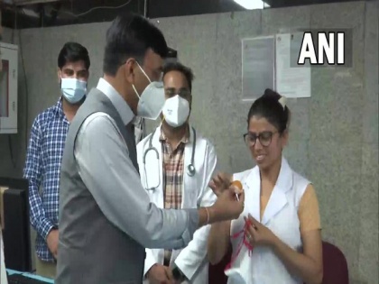 Mansukh Mandaviya celebrates 2 cr COVID-19 vaccinations record with health workers at Delhi's Safdarjung Hospital | Mansukh Mandaviya celebrates 2 cr COVID-19 vaccinations record with health workers at Delhi's Safdarjung Hospital