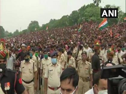 Bihar: Huge crowds gather in Vaishali to pay tribute to sepoy killed in Galwan Valley face-off | Bihar: Huge crowds gather in Vaishali to pay tribute to sepoy killed in Galwan Valley face-off
