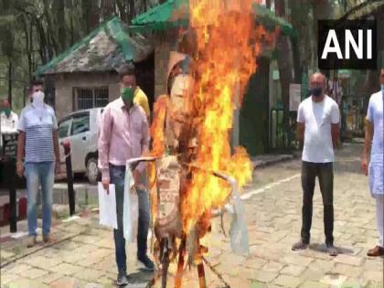 HP: Locals in Dharamshala burn Chinese president Xi Jinping's effigy, call for boycott of Chinese goods | HP: Locals in Dharamshala burn Chinese president Xi Jinping's effigy, call for boycott of Chinese goods HP: Locals in Dharamshala burn Chinese president Xi Jinping's effigy, call for boycott of Chinese goods | HP: Locals in Dharamshala burn Chinese president Xi Jinping's effigy, call for boycott of Chinese goods