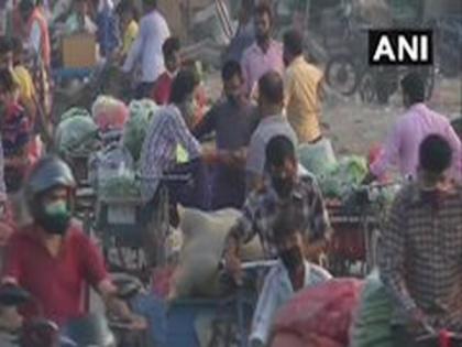 People throng Delhi's Gazipur market | People throng Delhi's Gazipur market People throng Delhi's Gazipur market | People throng Delhi's Gazipur market