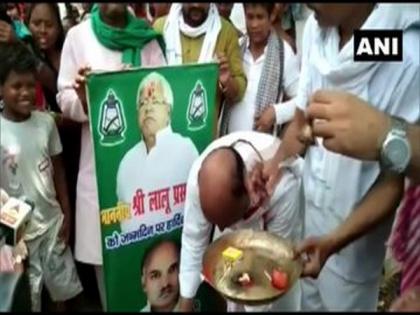 Social distancing norms flouted at RJD' s 'Garib Samman Diwas' event in Patna | Social distancing norms flouted at RJD' s 'Garib Samman Diwas' event in Patna