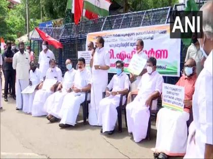 Congress protest Kerala govt's decision to make PPE kits mandatory for returnees from Gulf | Congress protest Kerala govt's decision to make PPE kits mandatory for returnees from Gulf