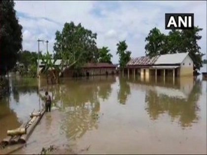 People move to temporary shelters in flood-hit Nagaon in Assam | People move to temporary shelters in flood-hit Nagaon in Assam