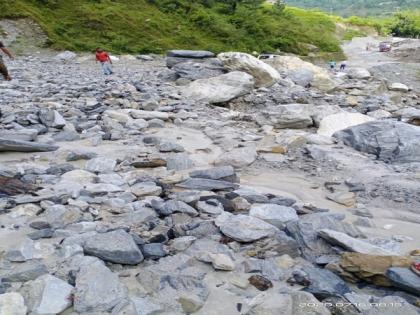 Uttarakhand: Badrinath National Highway blocked by boulders | Uttarakhand: Badrinath National Highway blocked by boulders