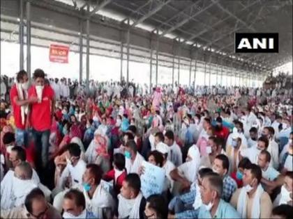 Haryana: Social distancing norms flouted at rally organised by retrenched physical training instructors | Haryana: Social distancing norms flouted at rally organised by retrenched physical training instructors