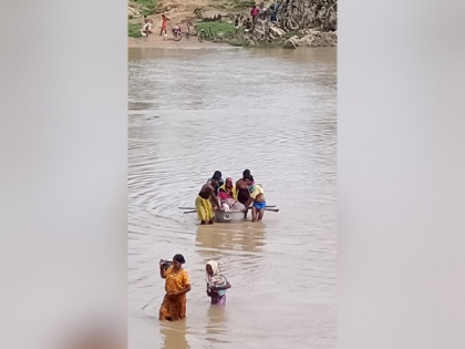 Chhattisgarh: Pregnant woman carried in vessel across river to hospital, delivers still-born | Chhattisgarh: Pregnant woman carried in vessel across river to hospital, delivers still-born