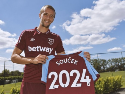 Tomas Soucek signs 4-year contract with West Ham United | Tomas Soucek signs 4-year contract with West Ham United