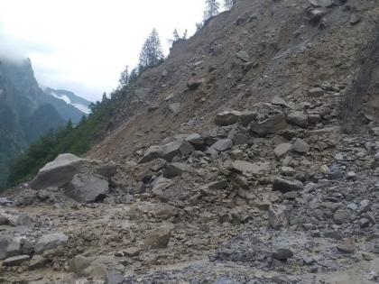 Landslide affects traffic on Badrinath national highway | Landslide affects traffic on Badrinath national highway Landslide affects traffic on Badrinath national highway | Landslide affects traffic on Badrinath national highway