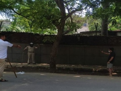 Man held for pointing gun at Delhi Police personnel | Man held for pointing gun at Delhi Police personnel