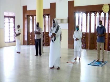 Eid prayers offered in Kerala ensuring social distancing | Eid prayers offered in Kerala ensuring social distancing