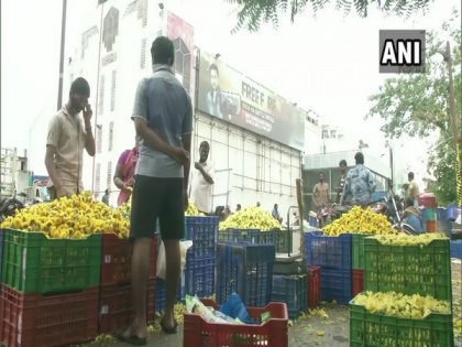Chennai: Cinema theater in Koyambedu offers parking space to flower vendors | Chennai: Cinema theater in Koyambedu offers parking space to flower vendors