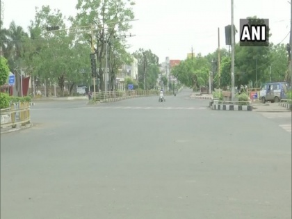 People stay indoors, streets deserted as lockdown continues in Bhopal | People stay indoors, streets deserted as lockdown continues in Bhopal