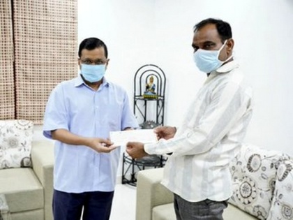 Arvind Kejriwal hands over Rs 1 crore cheque to family of doctor who died of COVID-19 | Arvind Kejriwal hands over Rs 1 crore cheque to family of doctor who died of COVID-19
