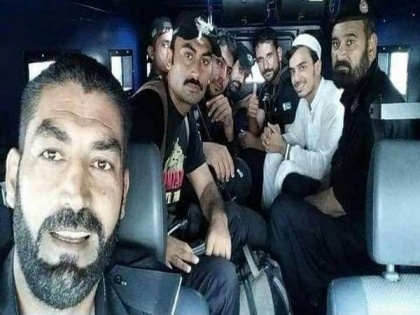 After lawyers, Peshawar Police squad pose for selfie with murderer of blasphemy accused | After lawyers, Peshawar Police squad pose for selfie with murderer of blasphemy accused