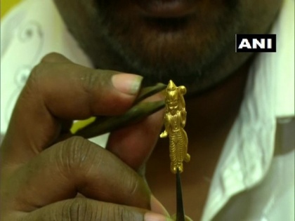 Tamil Nadu: Miniature artist makes 1-inch gold figurine of Lord Ram | Tamil Nadu: Miniature artist makes 1-inch gold figurine of Lord Ram