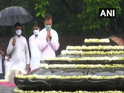 Rahul Gandhi pays tribute to father, former PM Rajiv Gandhi on his birth anniversary | Rahul Gandhi pays tribute to father, former PM Rajiv Gandhi on his birth anniversary
