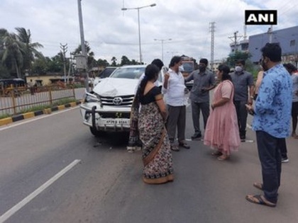 YSR Congress MP Mopidevi Venkataramana escapes road accident in Andhra's Kashinkotam | YSR Congress MP Mopidevi Venkataramana escapes road accident in Andhra's Kashinkotam