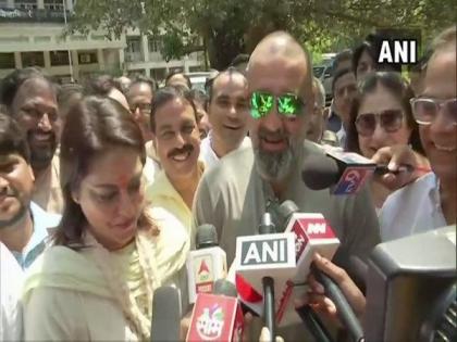 Sanjay Dutt discharged from Lilavati hospital after being admitted for breathlessness | Sanjay Dutt discharged from Lilavati hospital after being admitted for breathlessness