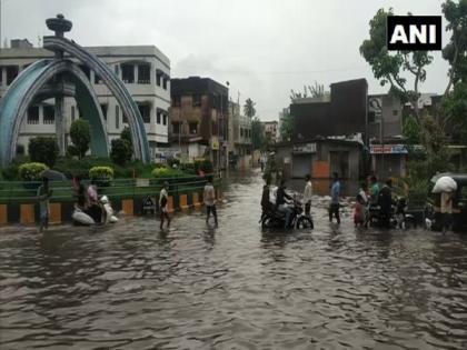 Rescue workers pull out bus from waterlogged Surat street | Rescue workers pull out bus from waterlogged Surat street