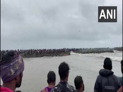Karnataka: Four fishermen missing as boat capsizes at Kodeti | Karnataka: Four fishermen missing as boat capsizes at Kodeti