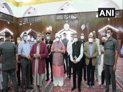 Sinha visits Hazratbal shrine, prays for peace and prosperity of J-K people | Sinha visits Hazratbal shrine, prays for peace and prosperity of J-K people