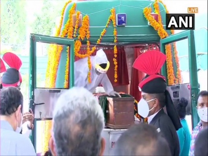 Due to COVID-19, Pranab Mukherjee's mortal remains were carried in van instead of gun carriage | Due to COVID-19, Pranab Mukherjee's mortal remains were carried in van instead of gun carriage