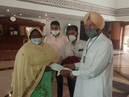 Punjab Sports Minister hands over Rs 5 lakh cheque to boxer Simranjit Kaur's mother | Punjab Sports Minister hands over Rs 5 lakh cheque to boxer Simranjit Kaur's mother