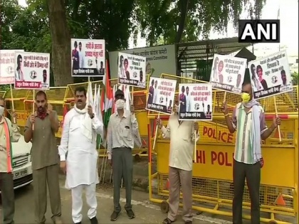 Congress workers outside AICC office demand party president from Gandhi family only | Congress workers outside AICC office demand party president from Gandhi family only