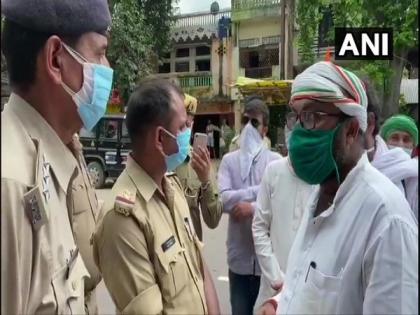 UP Cong chief detained on his way to meet kin of murdered journalist | UP Cong chief detained on his way to meet kin of murdered journalist UP Cong chief detained on his way to meet kin of murdered journalist | UP Cong chief detained on his way to meet kin of murdered journalist