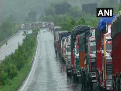 Trucks stuck on Jammu-Srinagar National Highway for past 3 days due to landslides | Trucks stuck on Jammu-Srinagar National Highway for past 3 days due to landslides