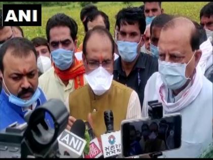 MP: CM Shivraj Singh Chauhan reviews crop loss in rain-hit Dewas, assures help to farmers | MP: CM Shivraj Singh Chauhan reviews crop loss in rain-hit Dewas, assures help to farmers