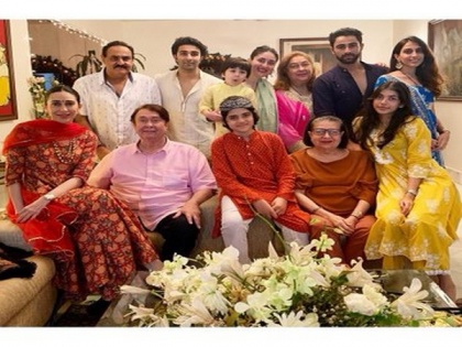 Karisma Kapoor shares glimpse of 'Ganpati Darshan' and family reunion | Karisma Kapoor shares glimpse of 'Ganpati Darshan' and family reunion