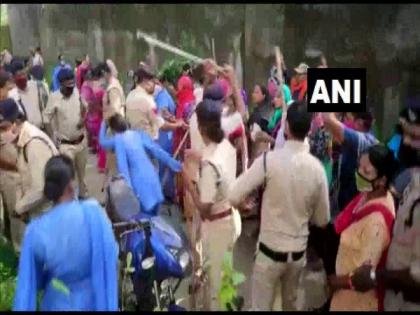 Chhattisgarh Police baton-charge locals protesting cremation of Covid-19 victims in Korba | Chhattisgarh Police baton-charge locals protesting cremation of Covid-19 victims in Korba