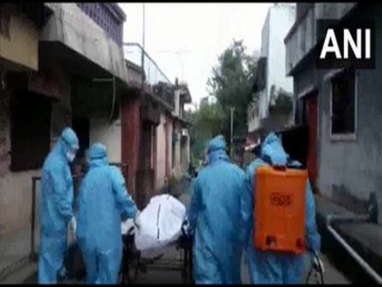 COVID patient dies at home, body carried on handcart in Pune for cremation | COVID patient dies at home, body carried on handcart in Pune for cremation
