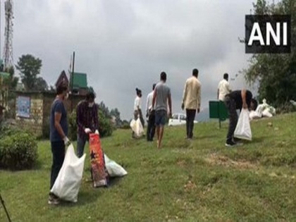 Dharamshala youths collect garbage, motivate others to do so | Dharamshala youths collect garbage, motivate others to do so