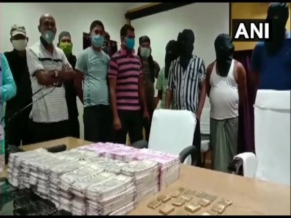 West Bengal: Nine held with fake Indian currency notes worth over Rs 1 cr, gold biscuits | West Bengal: Nine held with fake Indian currency notes worth over Rs 1 cr, gold biscuits