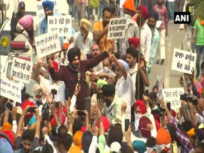 Navjot Singh Sindhu joins farmer protest in Amritsar | Navjot Singh Sindhu joins farmer protest in Amritsar